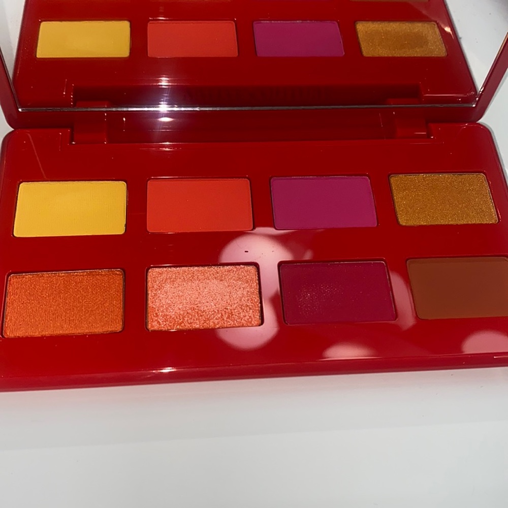 A combination of 8 bright eyeshadow colors
